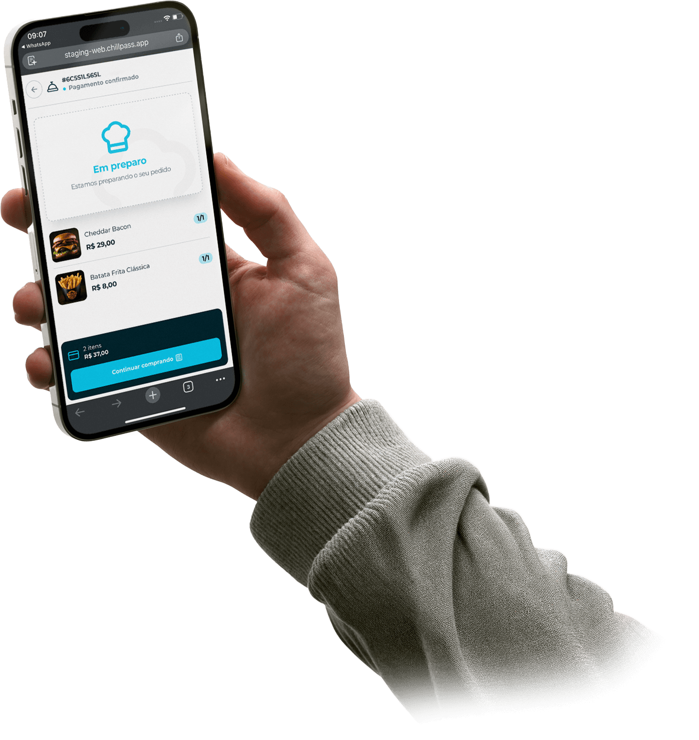 Cliente acompanhando o pedido pelo celular