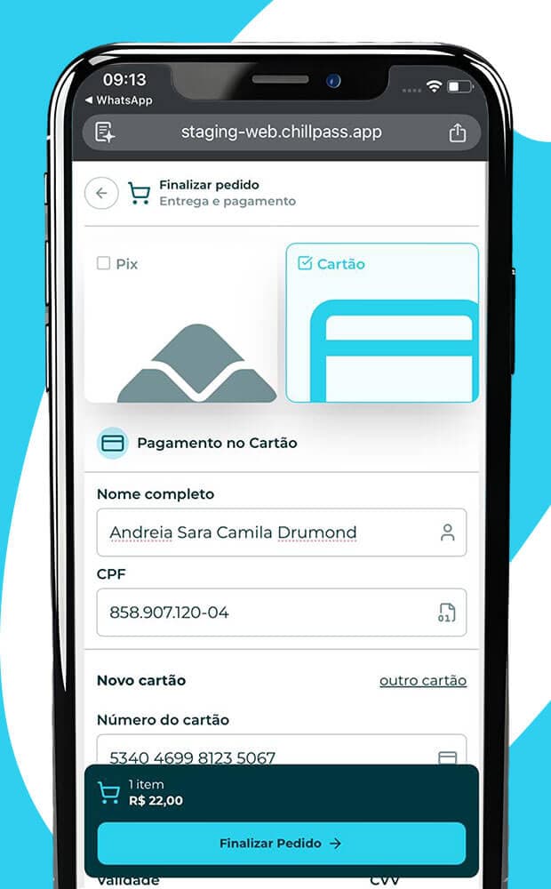 Cliente pagando o pedido pelo celular